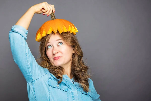 Portret Van Mooie Vrolijke Vrouw Met Pumpki — Stockfoto