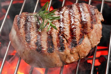 Orta ızgara biftek, yakın