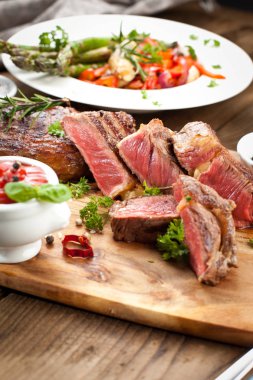 Izgara antrikot biftek biftek, otlar ve baharatlar. Üstten Görünüm