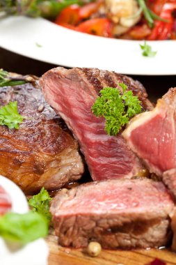 Izgara antrikot biftek biftek, otlar ve baharatlar. Üstten Görünüm