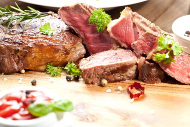 Izgara antrikot biftek biftek, otlar ve baharatlar. Üstten Görünüm