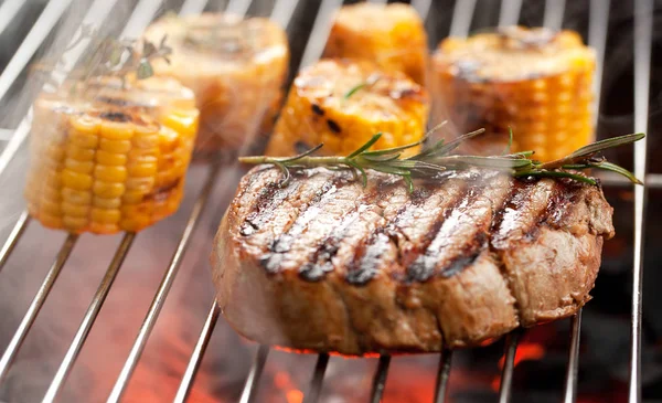 Mittelgroßes Steak Vom Grill Aus Nächster Nähe — Stockfoto
