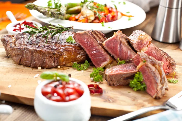 Gegrilde Ribeye Biefstuk Kruiden Specerijen Bovenaanzicht — Stockfoto