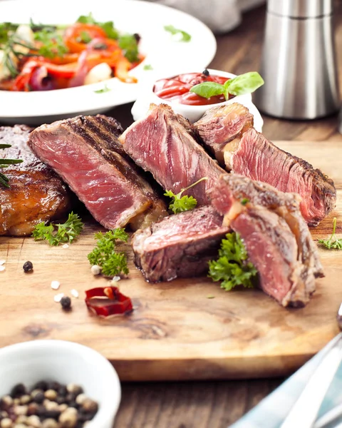 Ribeye Grilovaný Hovězí Steak Byliny Koření Pohled Shora — Stock fotografie