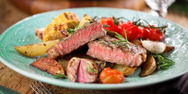 Sulu biftek, orta pişmiş, baharatlı biftek.