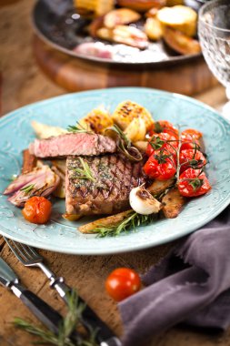 Sulu biftek, orta pişmiş, baharatlı biftek.