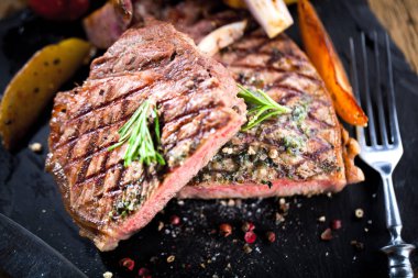 Izgara et ızgara biftek Striploin bıçak ve çatal siyah taş Kayrak sette oyma ile dilimlenmiş