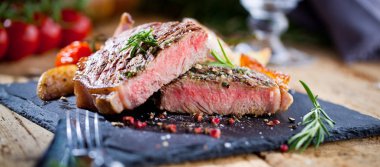 Izgara et ızgara biftek Striploin bıçak ve çatal siyah taş Kayrak sette oyma ile dilimlenmiş