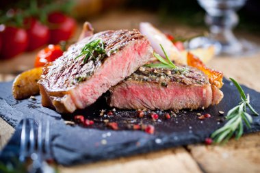 Izgara et ızgara biftek Striploin bıçak ve çatal siyah taş Kayrak sette oyma ile dilimlenmiş