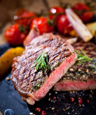 Izgara et ızgara biftek Striploin bıçak ve çatal siyah taş Kayrak sette oyma ile dilimlenmiş