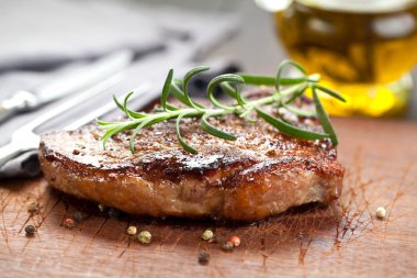 Taze sulu Orta nadir sığır eti Grillsteak. Barbekü et yakın çekim