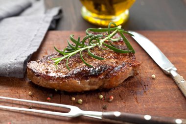 Taze sulu Orta nadir sığır eti Grillsteak. Barbekü et yakın çekim
