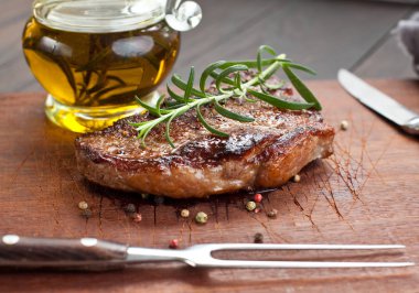 Taze sulu Orta nadir sığır eti Grillsteak. Barbekü et yakın çekim