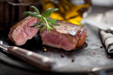 Taze sulu Orta nadir sığır eti Grillsteak. Barbekü et yakın çekim