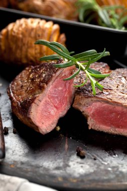 Taze sulu Orta nadir sığır eti Grillsteak. Barbekü et yakın çekim