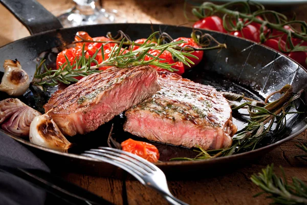 Grilovaný Striploin Steak Black Angus Smažení Pánev Litinová Tmavém Pozadí — Stock fotografie