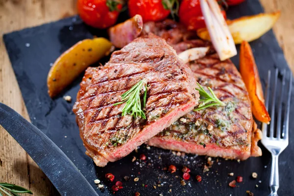 Plátky Grilované Maso Barbecue Steak Striploin Nožem Vidličkou Řezbářských Sada — Stock fotografie