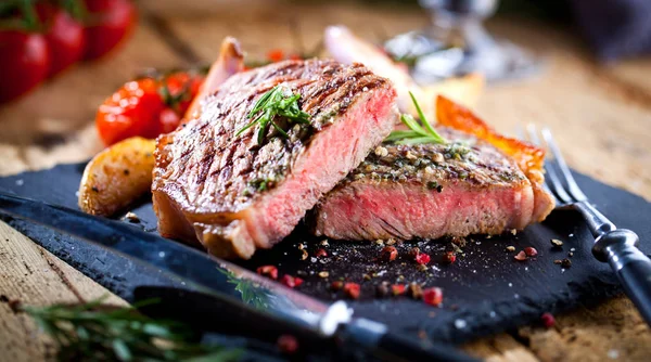 Filete Asado Parrilla Rebanado Striploin Con Cuchillo Tenedor Tallado Pizarra —  Fotos de Stock