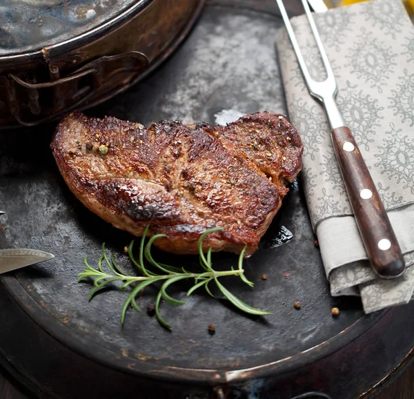 Čerstvé Šťavnaté Střední Vzácné Hovězí Grillsteak Grilování Masa Zblízka — Stock fotografie