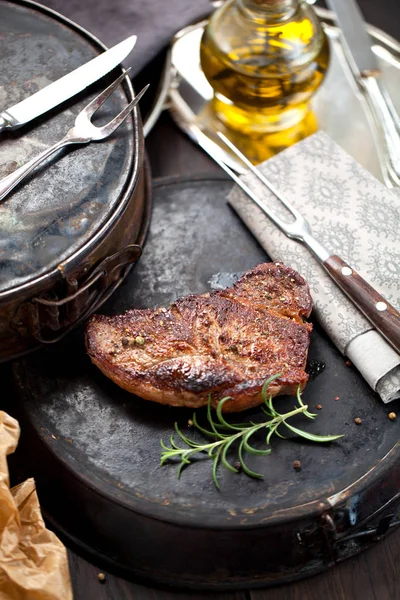 新鮮なジューシーなミディアムレアの牛肉の Grillsteak バーベキュー肉をクローズ アップ — ストック写真