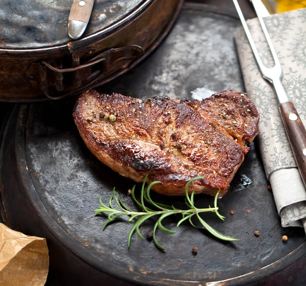 新鮮なジューシーなミディアムレアの牛肉の Grillsteak バーベキュー肉をクローズ アップ — ストック写真
