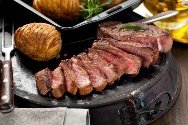 Fresh Juicy Medium Rare Beef Grillsteak Barbecue Meat Close — Stock Photo, Image