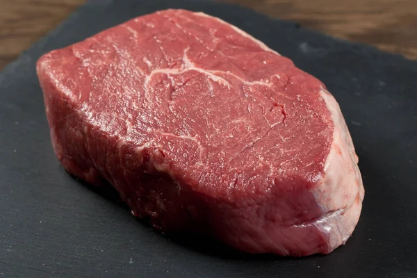 Steak Boeuf Cru Sur Une Table Bois Sombre — Photo