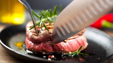 Taze ızgara et. Izgara dana biftek pişmiş ahşap kesme tahtası üzerinde. Üstten Görünüm.