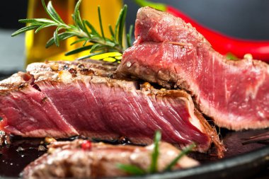 Taze ızgara et. Izgara dana biftek pişmiş ahşap kesme tahtası üzerinde. Üstten Görünüm.