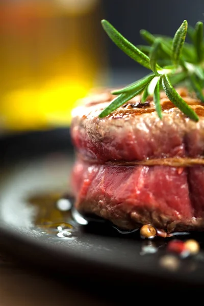 Čerstvé Grilované Maso Grilovaný Hovězí Steak Středně Propečený Dřevěném Prkénku — Stock fotografie