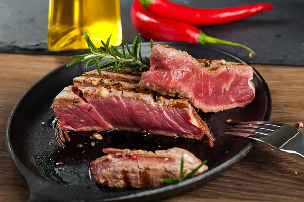 Čerstvé Grilované Maso Grilovaný Hovězí Steak Středně Propečený Dřevěném Prkénku — Stock fotografie