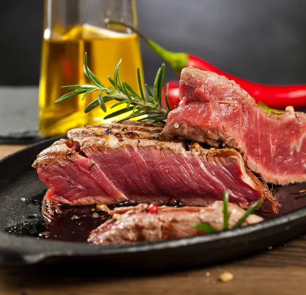 Čerstvé Grilované Maso Grilovaný Hovězí Steak Středně Propečený Dřevěném Prkénku — Stock fotografie