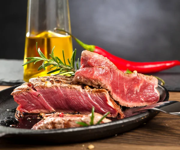 Carne Fresca Parrilla Bistec Res Parrilla Medio Raro Tabla Cortar —  Fotos de Stock