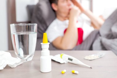 Adam duygu kötü yatakta yatan ve öksürük