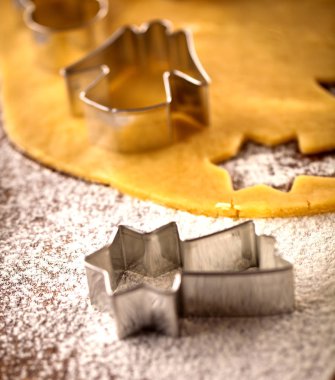 Noel kurabiyesi pişirme, zencefilli kurabiye yemek.