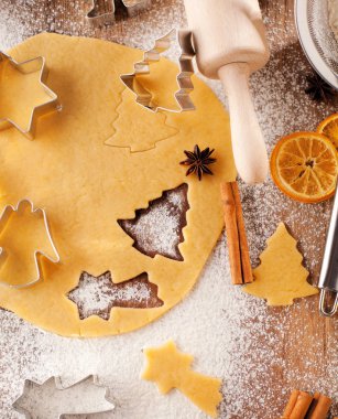 Noel kurabiyesi pişirme, zencefilli kurabiye yemek.