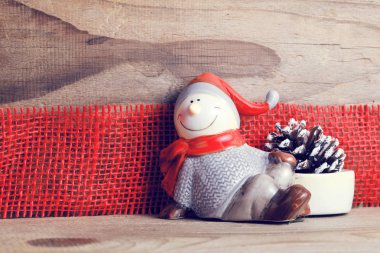 Noel natürmort. Kırmızı oyuncaklar, çam dalları ve dekoratif Noel süsler 