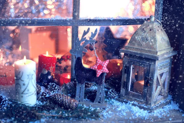 クリスマスの静物画 赤い玩具 小ぎれいなな枝や装飾的なクリスマスの装飾 — ストック写真