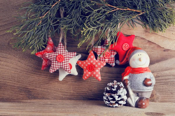 クリスマスの静物画 赤い玩具 小ぎれいなな枝や装飾的なクリスマスの装飾 — ストック写真
