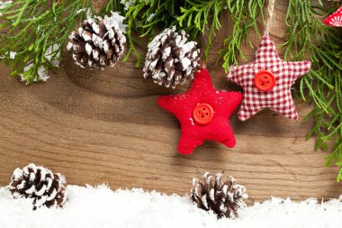 Noel natürmort. Kırmızı oyuncaklar, çam dalları ve dekoratif Noel süsler 