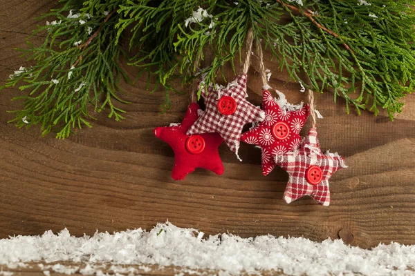 Weihnachtsstillleben Rotes Spielzeug Fichtenzweige Und Dekorativer Weihnachtsschmuck — Stockfoto