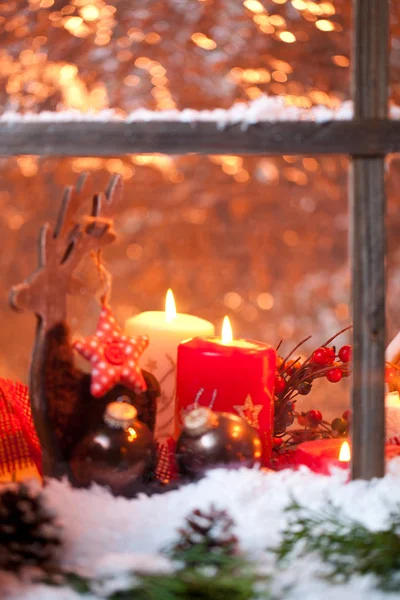 Natal Masih Hidup Dengan Jendela Kayu Tua Latar Belakang Perayaan — Stok Foto