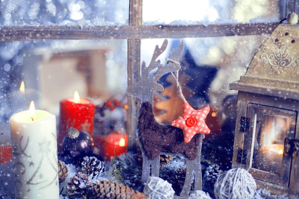 クリスマスは古い木製の窓とまだ生命 お祝いの背景 — ストック写真