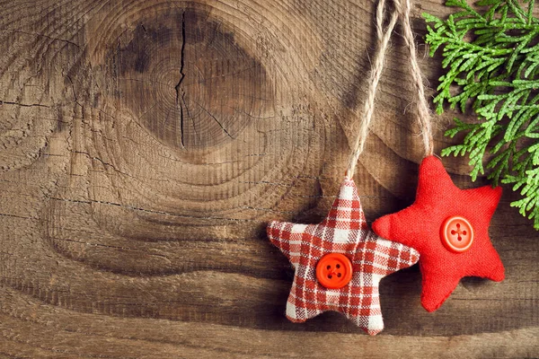 Weihnachtsstillleben Rotes Spielzeug Fichtenzweige Und Dekorativer Weihnachtsschmuck — Stockfoto