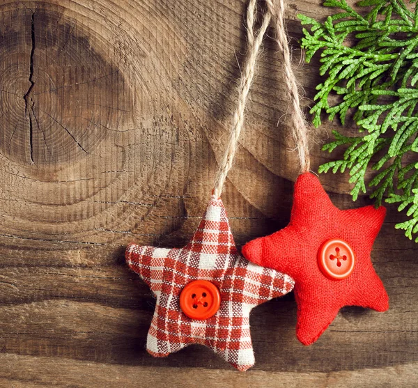 Weihnachtsstillleben Rotes Spielzeug Fichtenzweige Und Dekorativer Weihnachtsschmuck — Stockfoto