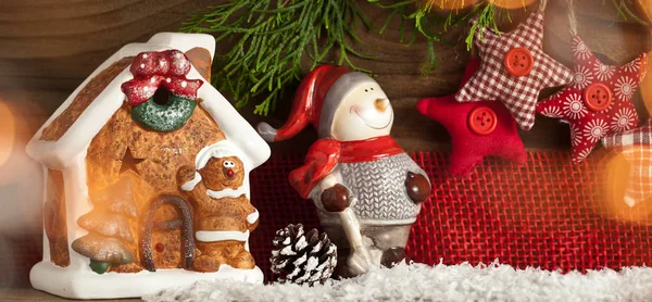 圣诞节还是生活 红色玩具 云杉树枝和装饰圣诞节装饰品 — 图库照片