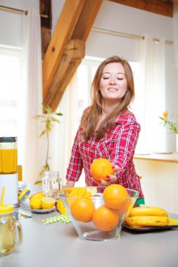 Genç gülümseyen kadın evde mutfak blender Smoothie taze yeşillikleri ile yapma.