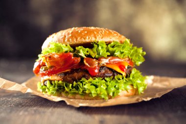 Alevli ev yapımı hamburgerler..