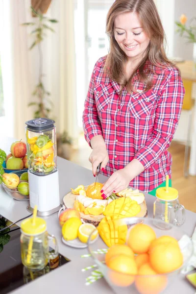 Jonge Lachende Vrouw Maken Met Verse Groene Smoothie Blender Keuken — Stockfoto