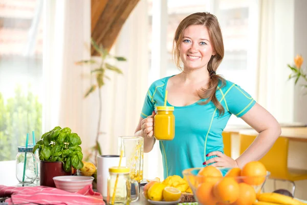 Fitness Junge Frau Trinkt Orangen Smoothie — Stockfoto